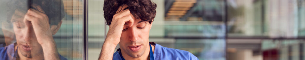 Por qué la baja laboral sanitarios es un problema creciente