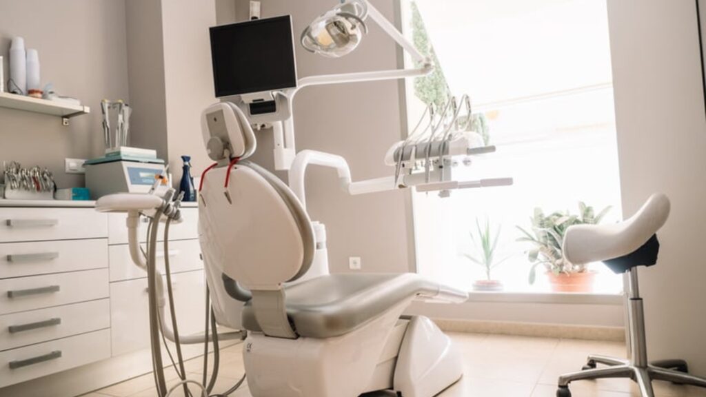 Seguro para clínicas dentales: protege tu negocio, no solo tu acto profesional