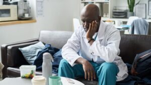 Protección de ingresos para médicos: qué cobras de verdad si no puedes pasar consulta