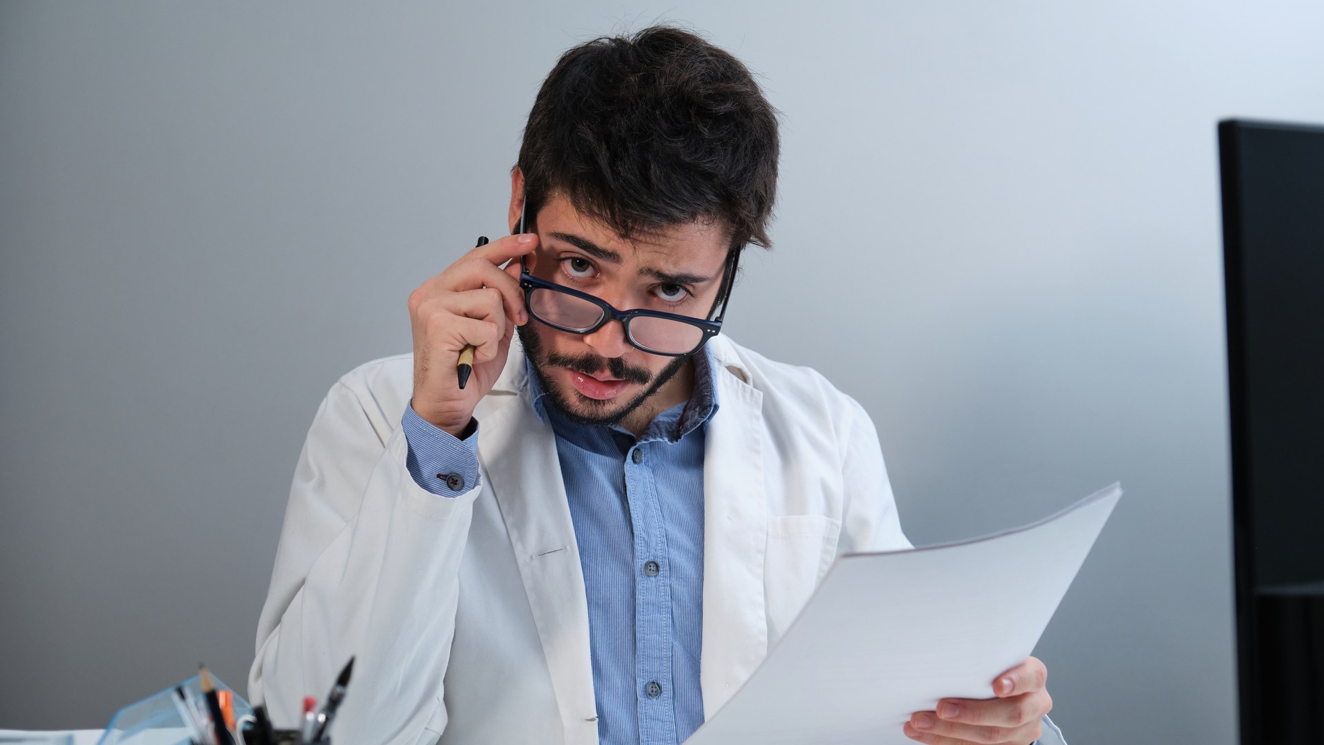 Responsabilidad civil para médicos: facultativo revisando un informe médico