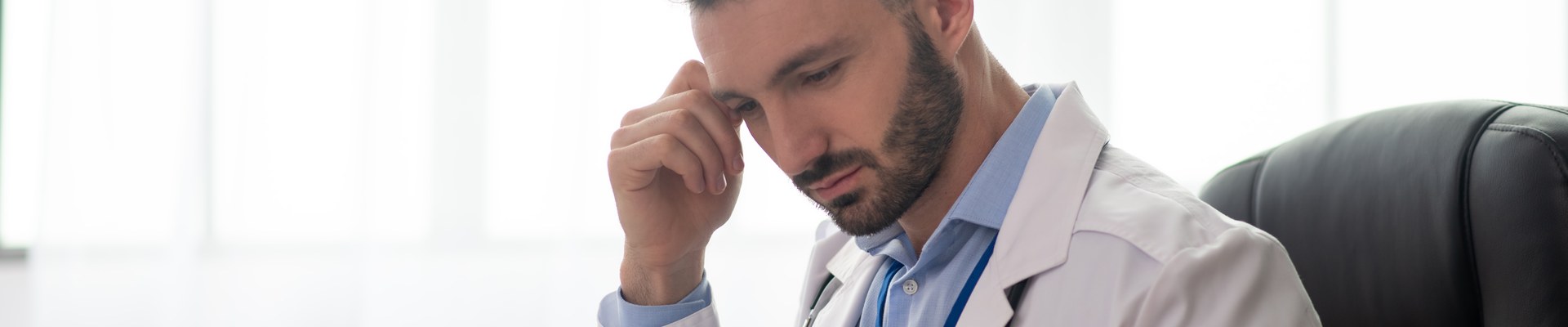 Médico revisando las condiciones de su póliza de responsabilidad civil