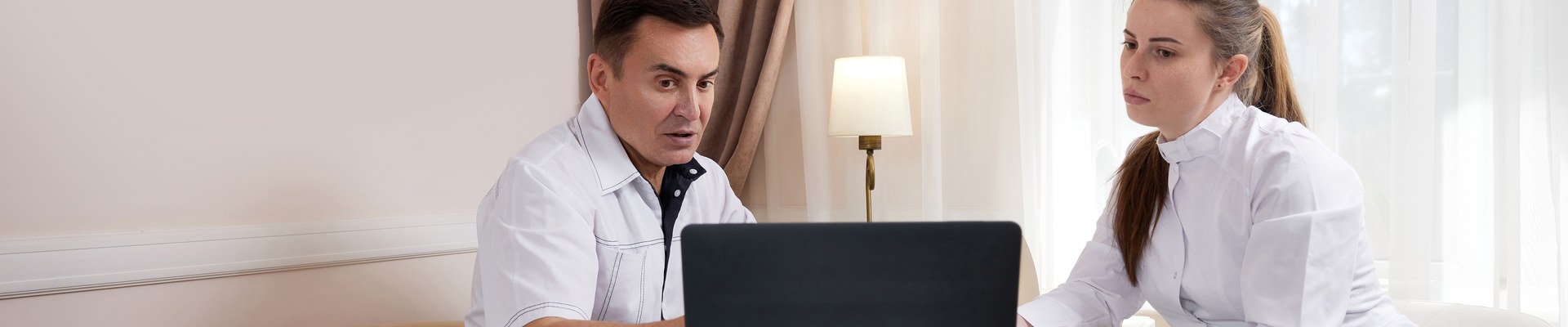 Médicos del hospital revisando documentación clínica